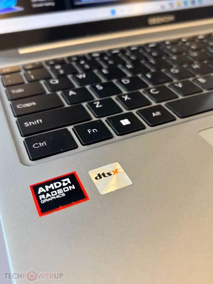 Gros plan du clavier du GEEKOM X16 Pro avec badges AMD Radeon Graphics et DTS