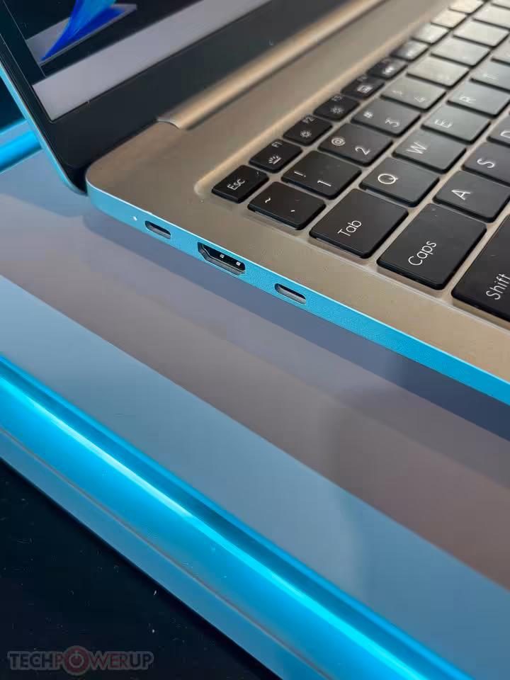 Gros plan des ports latéraux du GEEKOM X16 Pro, avec USB-C, USB-A et prise casque visibles