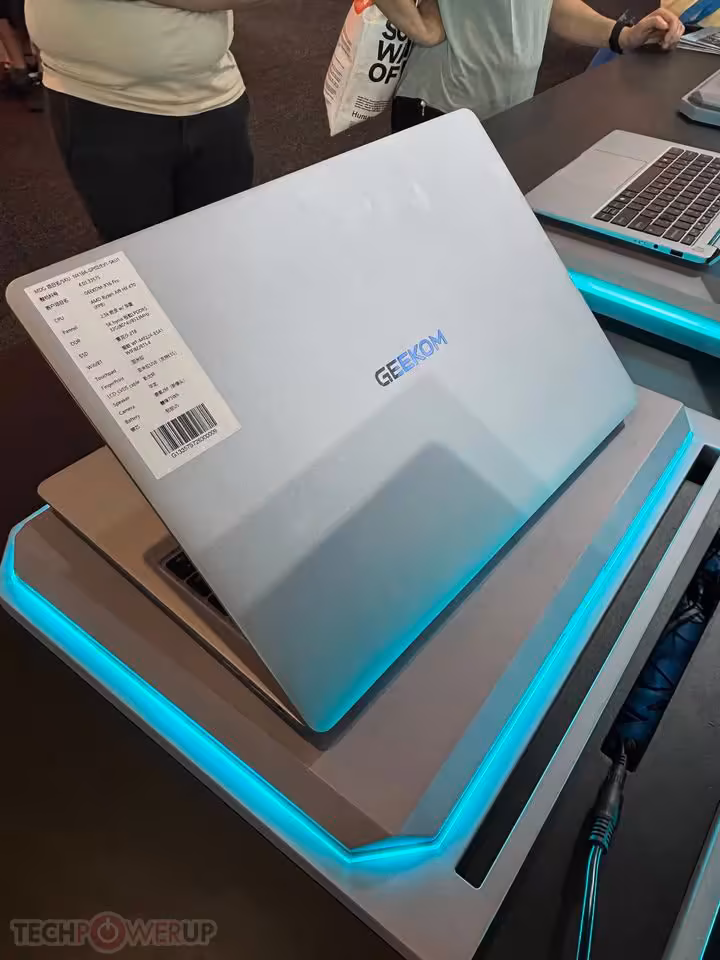 Dos du portable GEEKOM X16 Pro fermé, logo GEEKOM centré et étiquette de spécifications visible