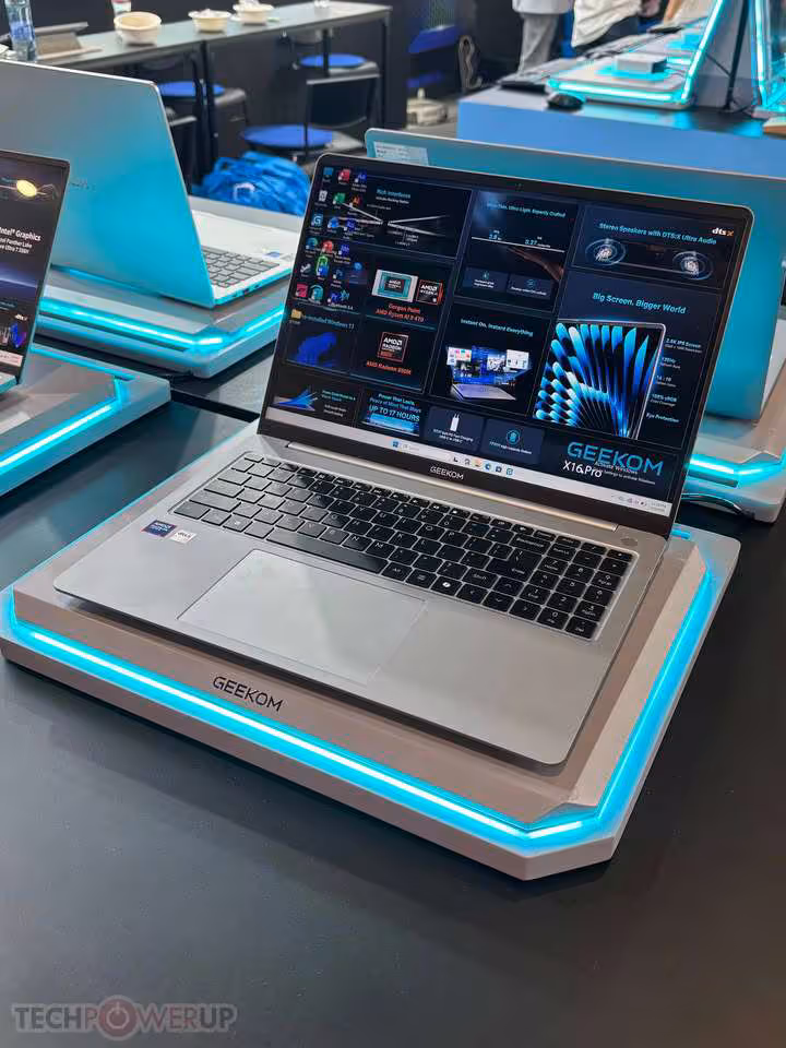 Ordinateur portable GEEKOM X16 Pro ouvert sur un stand lumineux, vue produit complète avec écran et clavier