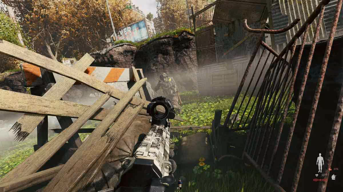 Vue FPS d’un fusil d’assaut dans une zone urbaine envahie par la végétation
