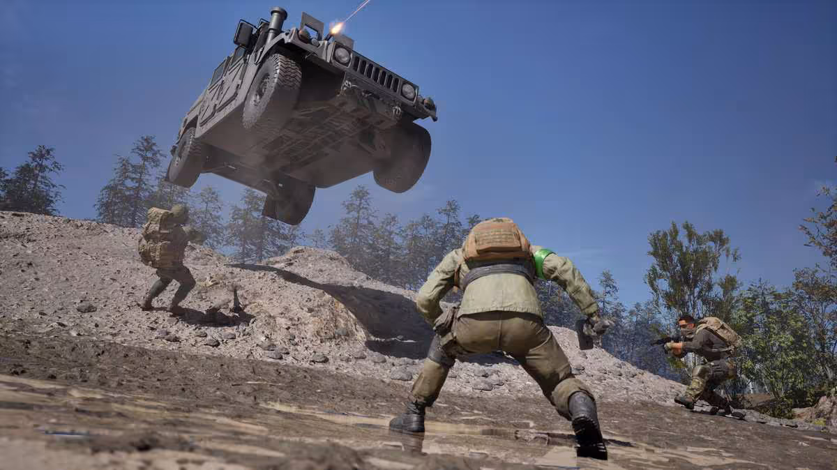 Capture de jeu avec véhicule militaire en explosion et soldats en combat dans un environnement désertique
