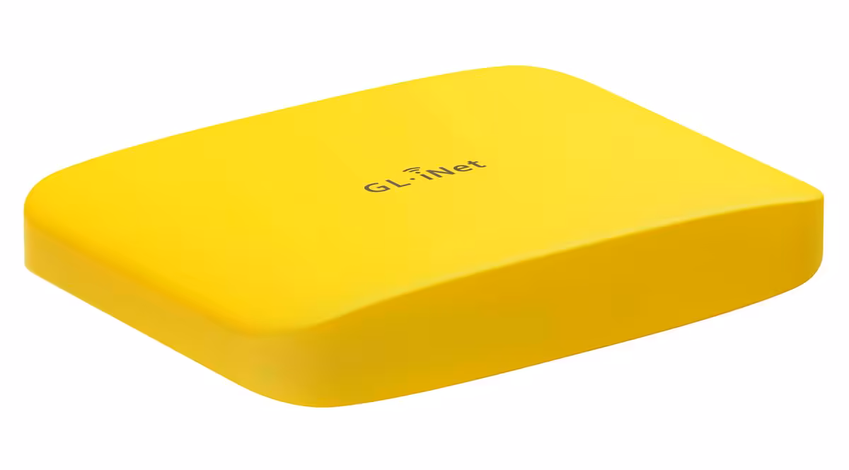 Routeur de voyage GL.iNet Mango 2 jaune vu en perspective sur fond blanc