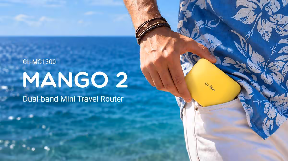 Routeur de voyage GL.iNet Mango 2 jaune glissé dans une poche devant la mer