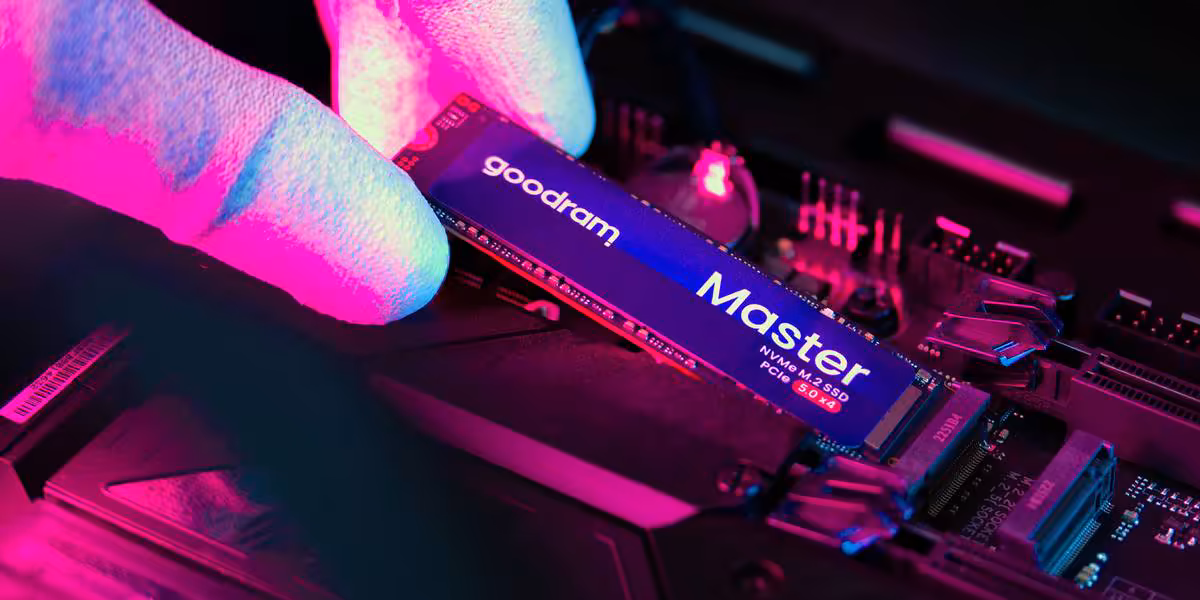 SSD Goodram Master PCIe 5.0 NVMe M.2 installé dans un PC avec éclairage RGB