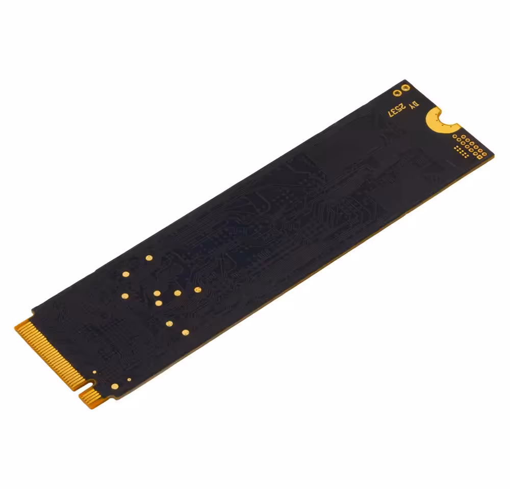 Dos d’un SSD M.2 Goodram Master, connecteur doré visible sur fond blanc