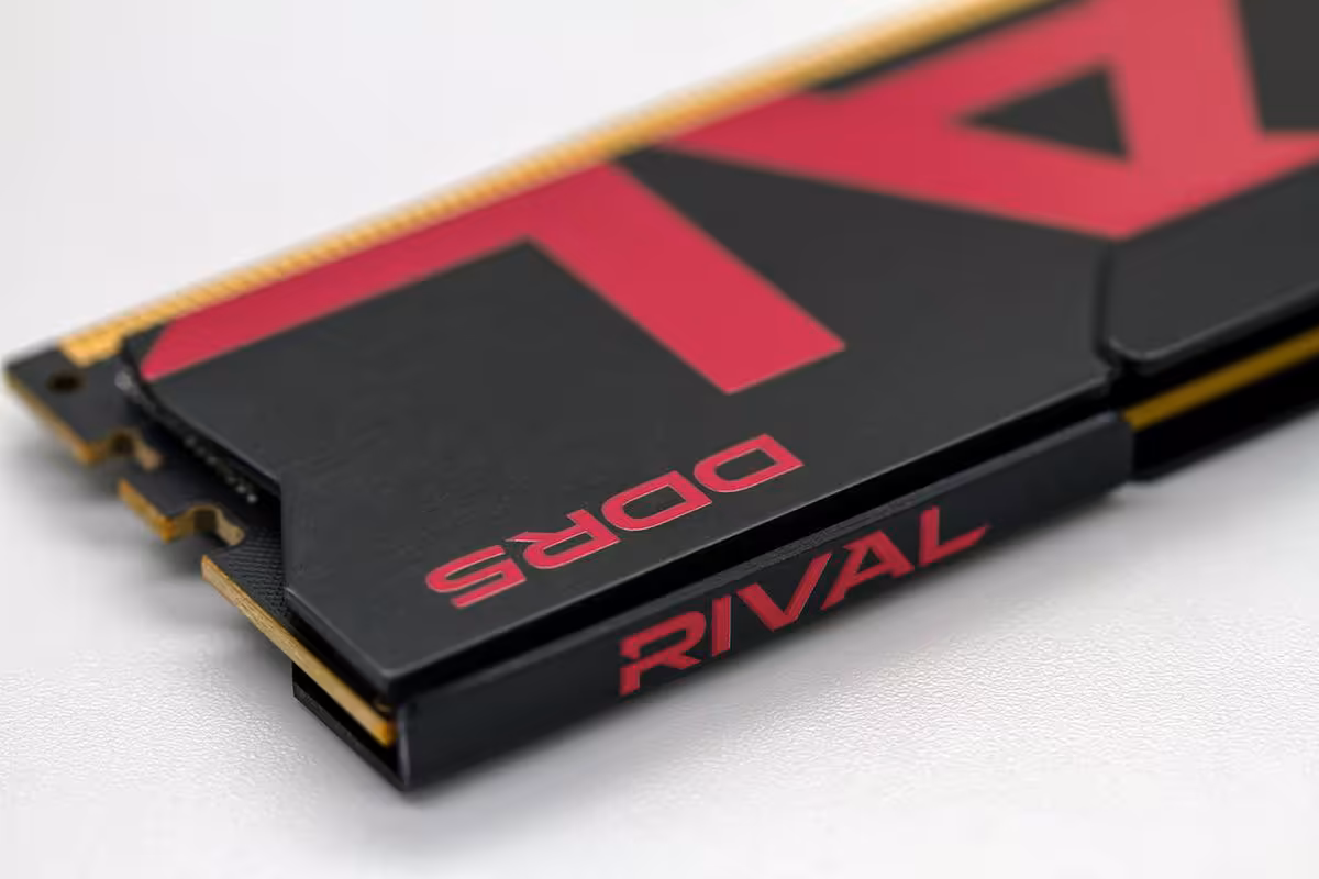 Goodram RIVAL Charge DDR5 : jusqu’à 6800 MT/s et 64 Go pour les PC gaming 6 Gros plan du dissipateur noir et rouge d’une mémoire Goodram RIVAL DDR5