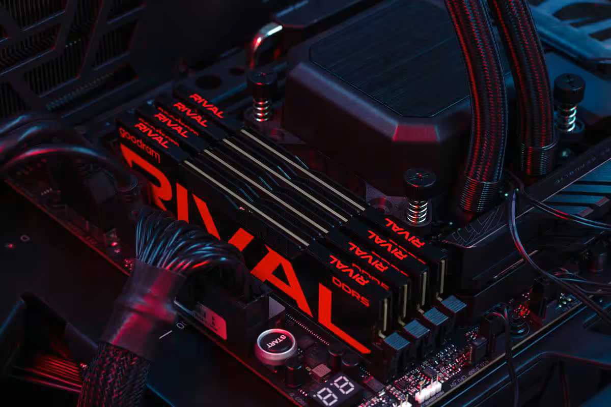 Goodram RIVAL Charge DDR5 : jusqu’à 6800 MT/s et 64 Go pour les PC gaming 7 Quatre barrettes Goodram RIVAL DDR5 installées sur une carte mère de PC