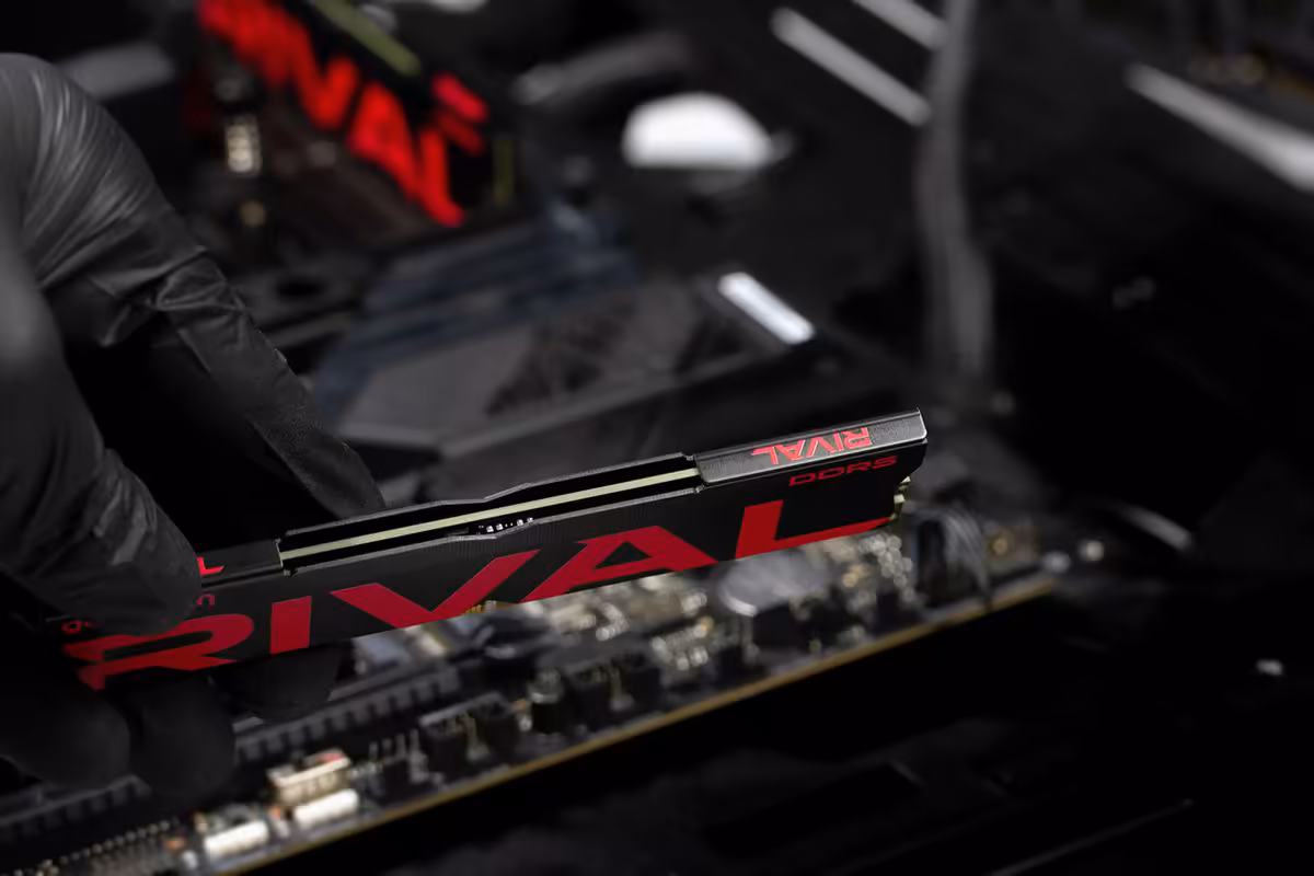 Goodram RIVAL Charge DDR5 : jusqu’à 6800 MT/s et 64 Go pour les PC gaming 8 Installation d’une barrette mémoire Goodram RIVAL DDR5 dans un emplacement DIMM de carte mère