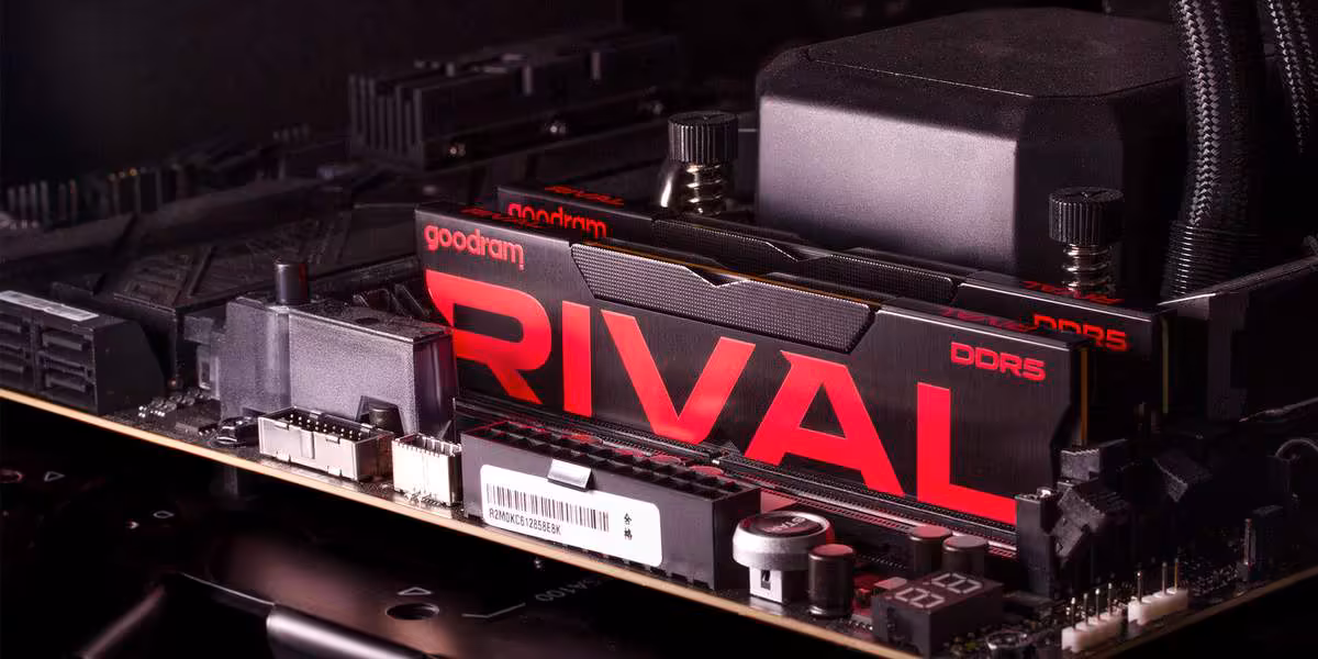 Goodram RIVAL Charge DDR5 : jusqu’à 6800 MT/s et 64 Go pour les PC gaming 2 Module mémoire Goodram RIVAL DDR5 installé sur carte mère, près du refroidissement liquide