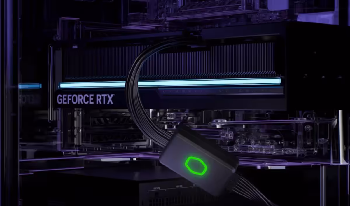 Adaptateur GPU Shield Cooler Master en boîtier PC, logo RGB vert, vue produit avec câbles