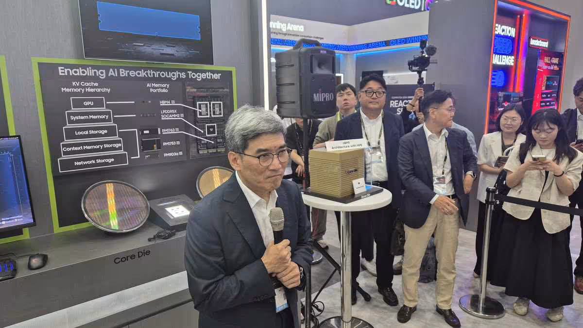HBM5 : Samsung vise 2x les performances de la HBM4E, zHBM promet jusqu’à 8x 5 Conférencier Samsung devant un écran technique, lors d’une démonstration sur l’IA et la mémoire.