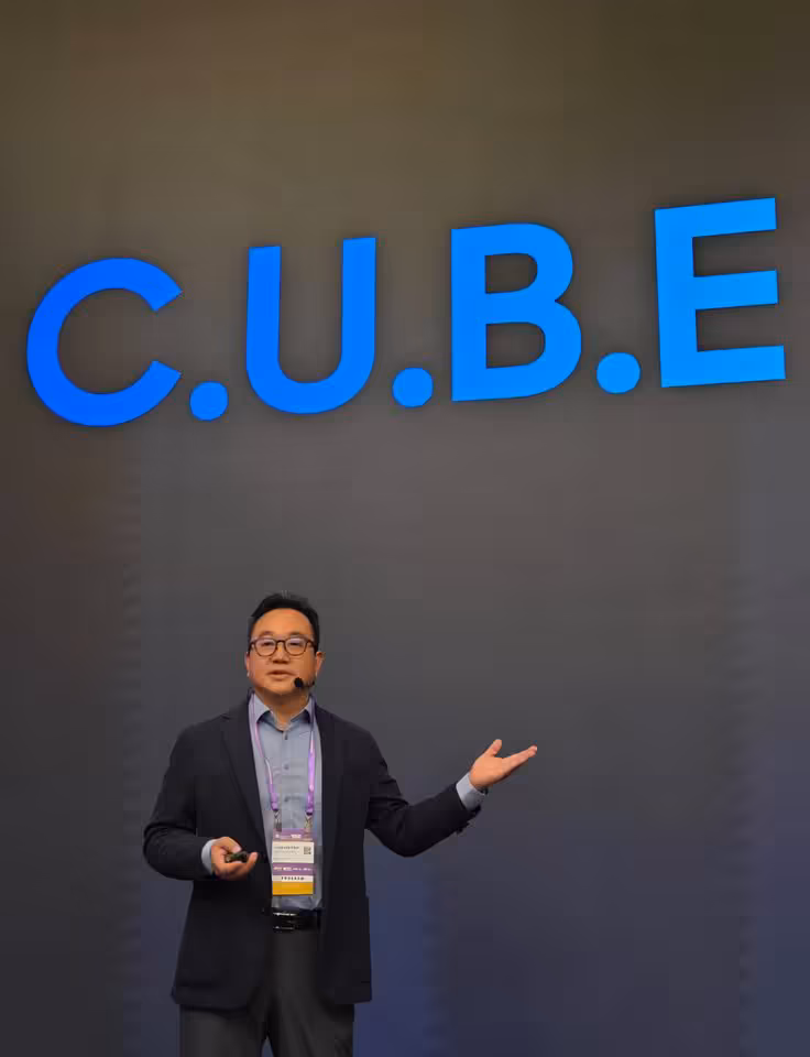 HBM5 : Samsung vise 2x les performances de la HBM4E, zHBM promet jusqu’à 8x 6 Présentation Samsung C.U.B.E. avec Jangseok Choi en costume, devant le logo bleu lumineux.
