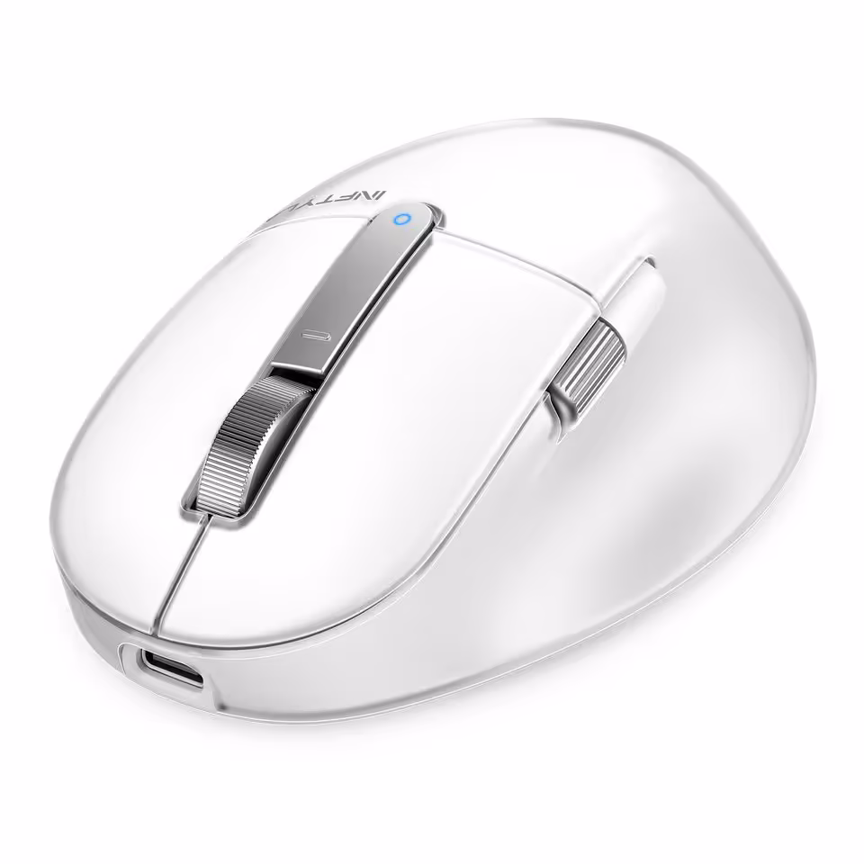 INFTYLAB lance des accessoires Mac signés BenQ avec bras écran, souris et desk mat 10 Souris INFTYLAB blanche vue en perspective, montrant molette, boutons latéraux et port de recharge USB-C.