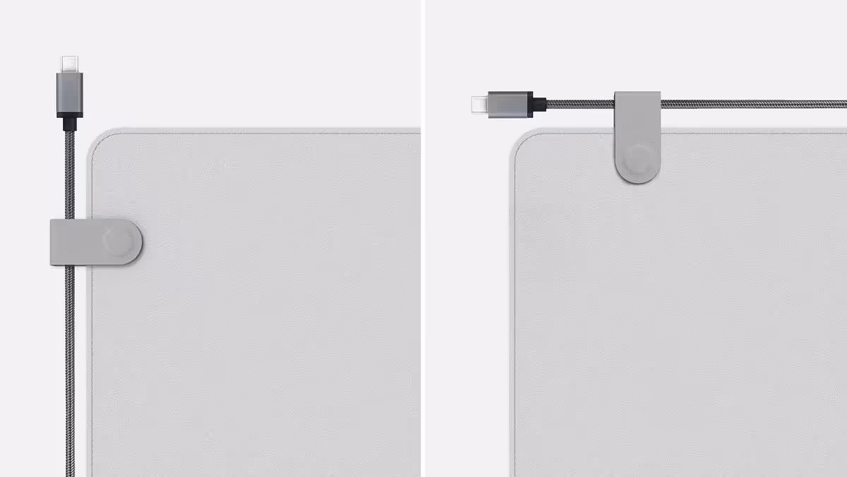 INFTYLAB lance des accessoires Mac signés BenQ avec bras écran, souris et desk mat 14 Gestion de câble sur tapis de bureau, avec pince latérale et câble USB-C noir.