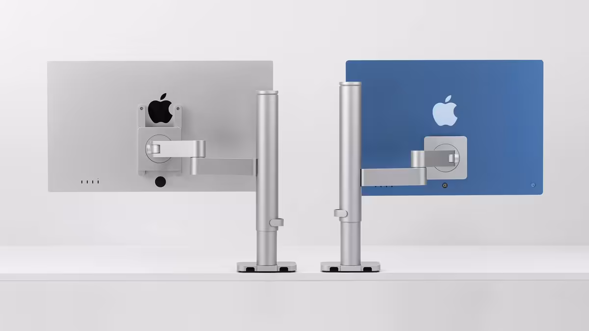 INFTYLAB lance des accessoires Mac signés BenQ avec bras écran, souris et desk mat 2 Deux écrans Apple montés sur bras articulés BenQ, vus de dos, en finition argent et bleu.