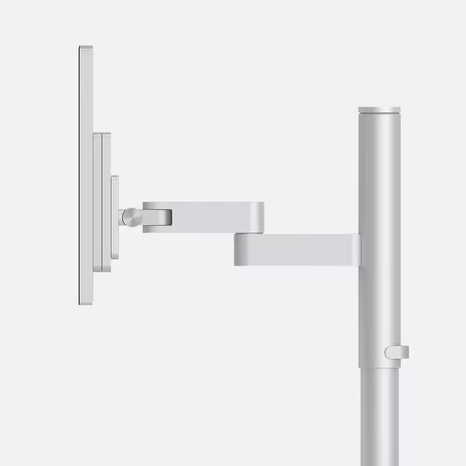 INFTYLAB lance des accessoires Mac signés BenQ avec bras écran, souris et desk mat 4 Gros plan du bras de moniteur BenQ en aluminium, vu de côté, fixé à un écran.