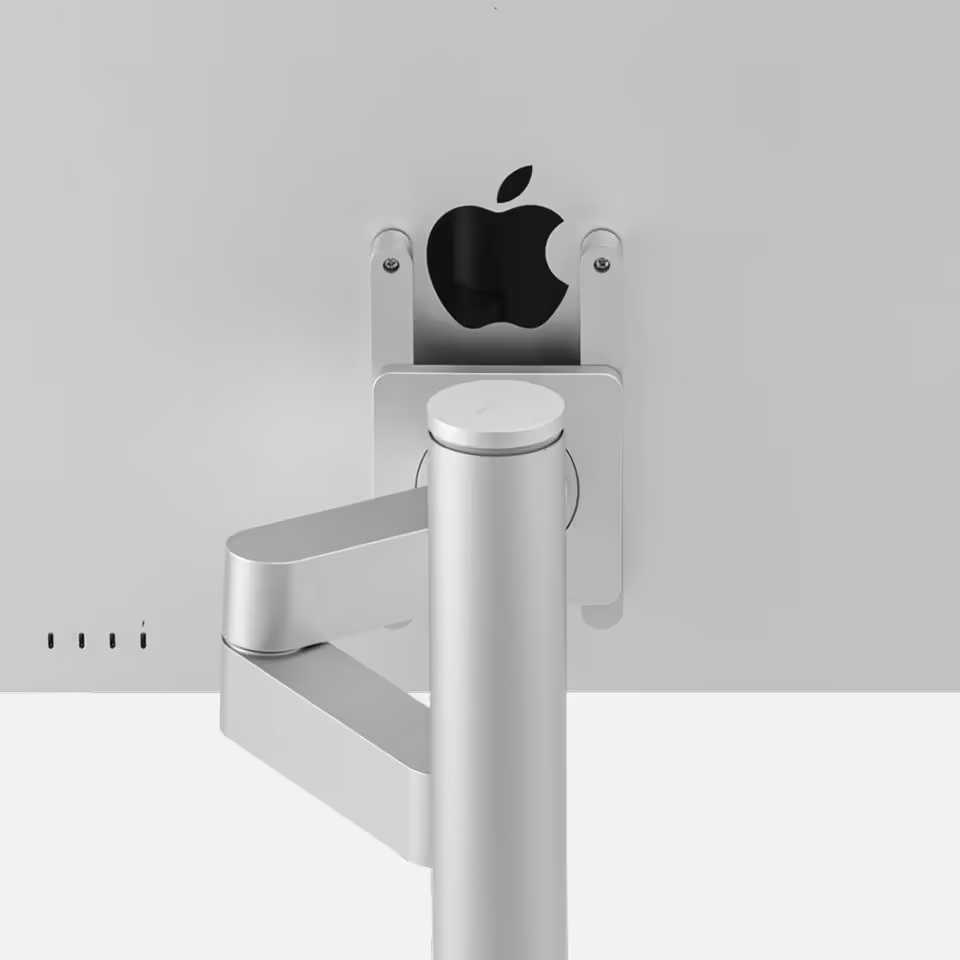 INFTYLAB lance des accessoires Mac signés BenQ avec bras écran, souris et desk mat 5 Moniteur Apple gris fixé sur support BenQ, avec bras articulé et logo Apple au centre.