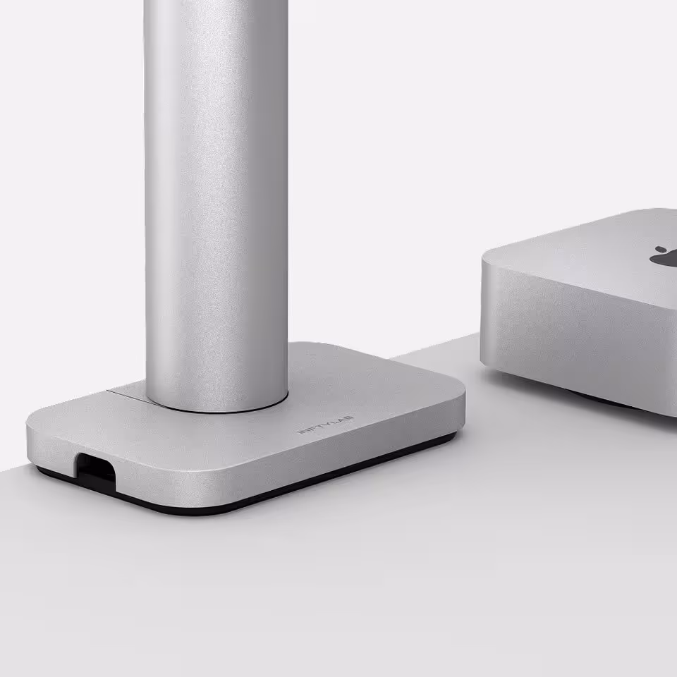 INFTYLAB lance des accessoires Mac signés BenQ avec bras écran, souris et desk mat 6 Socle de support BenQ en aluminium avec colonne verticale, à côté d’un boîtier Apple Mac mini.