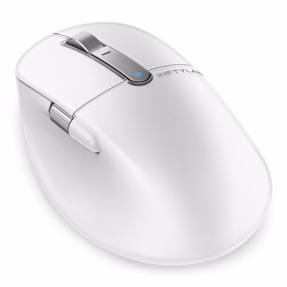 INFTYLAB lance des accessoires Mac signés BenQ avec bras écran, souris et desk mat 8 Souris INFTYLAB blanche vue en trois-quarts, avec molette métallique et bouton supérieur central.