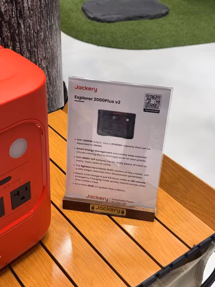 Panneau d’information Jackery Explorer 2000Plus V2 affichant la station et ses caractéristiques techniques sur présentoir de