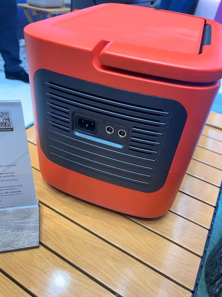 Station d’énergie Jackery rouge avec panneau latéral noir, prises et ports visibles, présentée sur table en bois