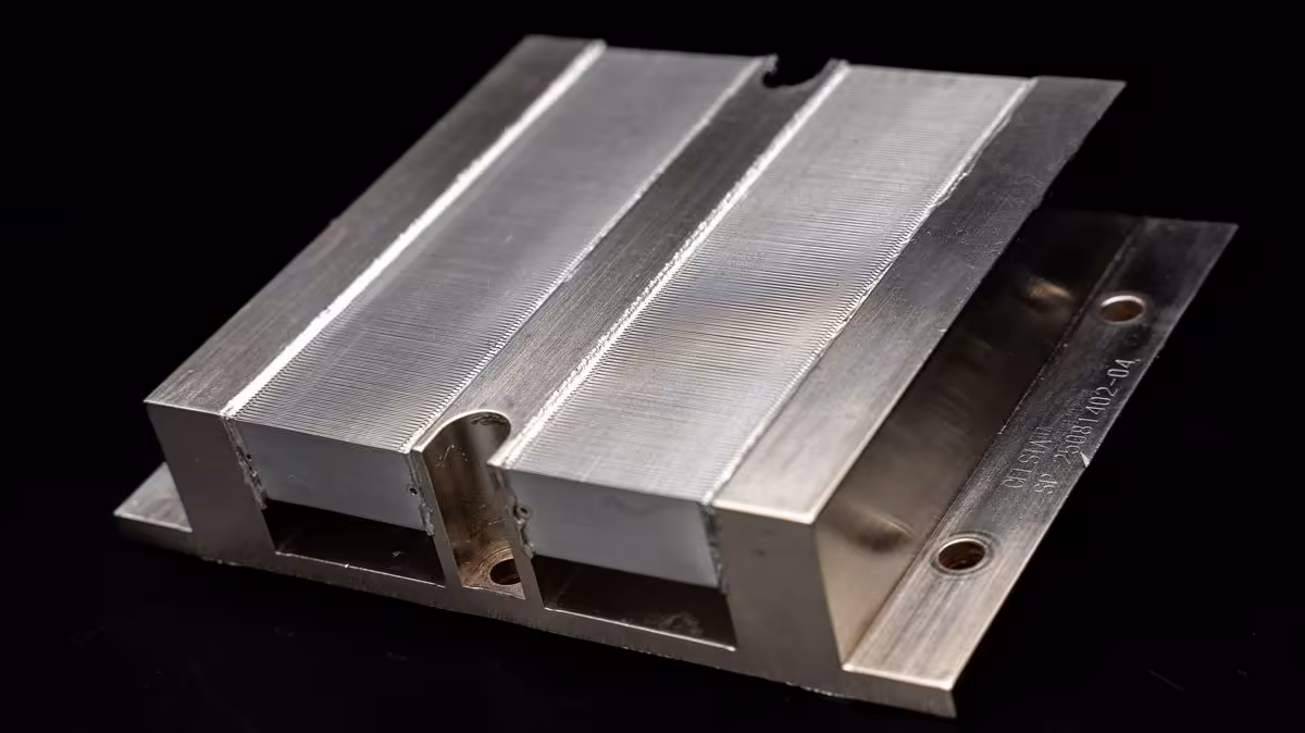 Prototype métallique de dissipateur thermique JouleForce de Noctua sur fond noir