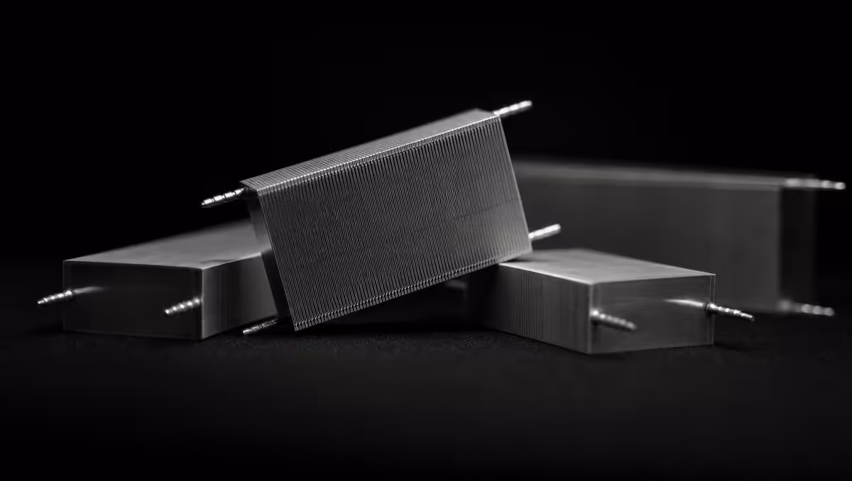 Plusieurs prototypes de dissipateurs thermiques JouleForce de Noctua sur fond noir