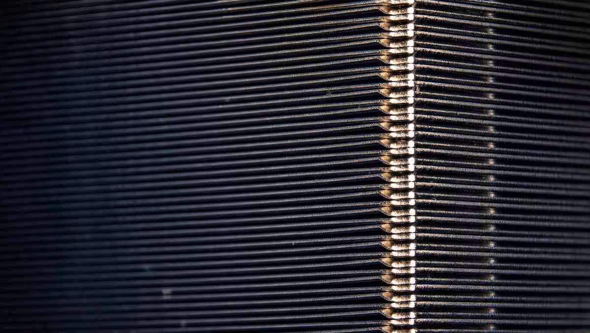 Vue rapprochée des ailettes et soudures d’un dissipateur thermique JouleForce de Noctua