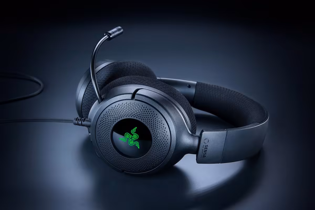 Casque filaire Razer noir avec micro flexible, vue rapprochée sur fond sombre