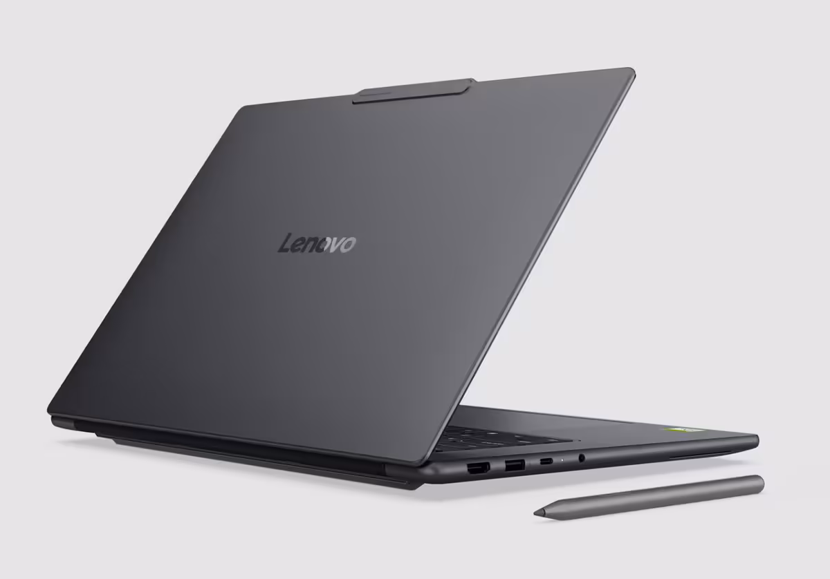 Lenovo Yoga IFA 2026 : RTX Spark, tablettes Android 17 et IA sur toute la gamme 7 PC portable Lenovo Yoga fermé en finition gris graphite, avec stylet posé à côté.