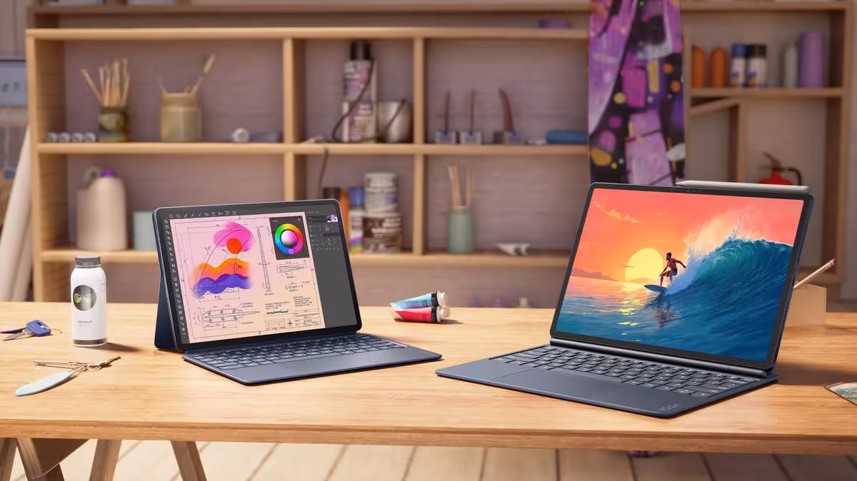 Lenovo Yoga IFA 2026 : RTX Spark, tablettes Android 17 et IA sur toute la gamme 10 Deux PC portables Lenovo Yoga sur table en bois, l’un en mode tente, l’autre ouvert.