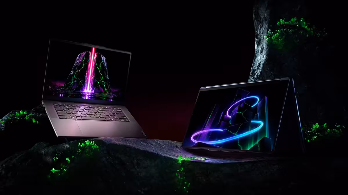 Lenovo Yoga IFA 2026 : RTX Spark, tablettes Android 17 et IA sur toute la gamme 2 Deux PC portables Lenovo Yoga pliables avec stylet, écran violet 10:08, fond gris clair.