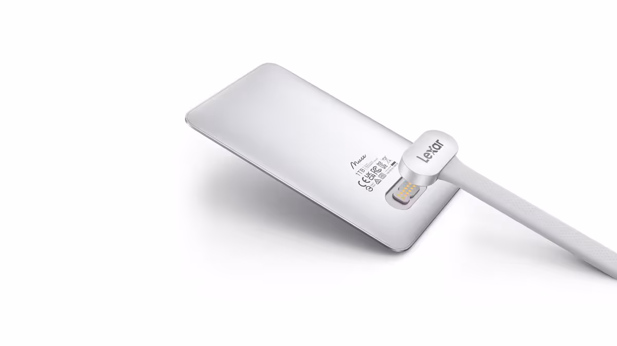 SSD portable Lexar connecté par câble USB-C, vue arrière en angle
