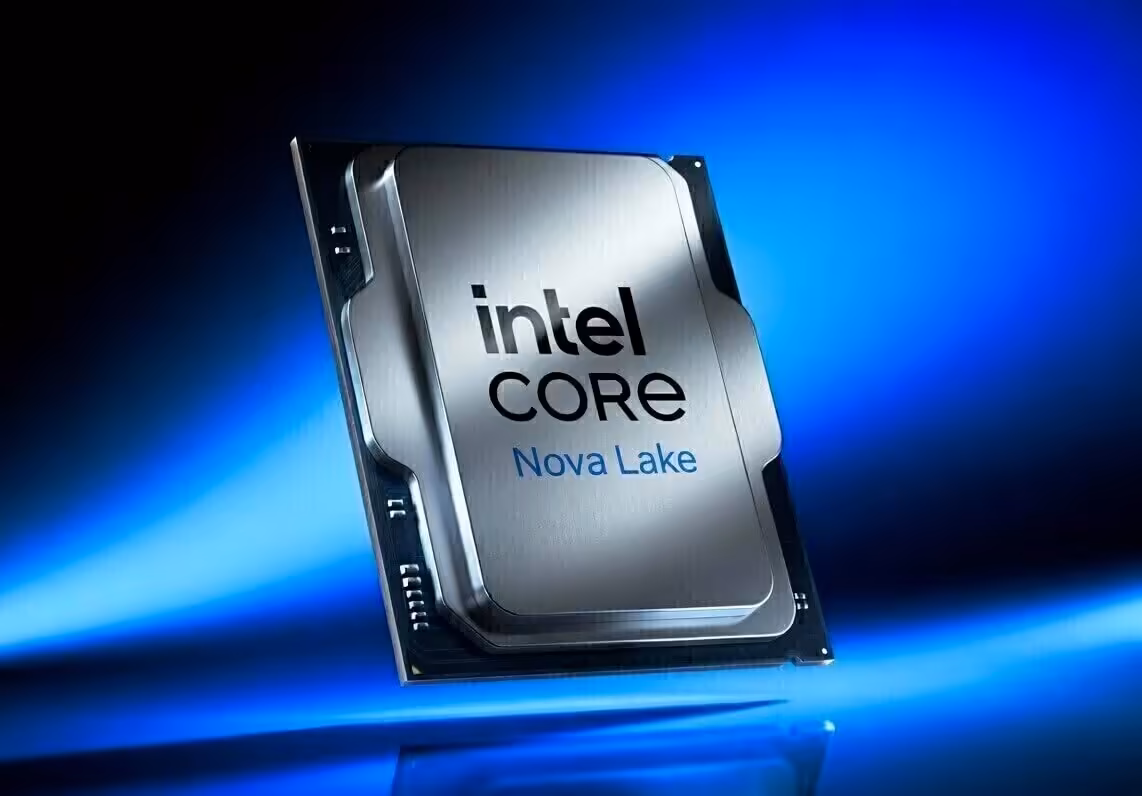 LGA-1954 : Intel préparerait enfin un socket durable pour Nova Lake-S et après 2 Processeur Intel Core Nova Lake en rendu promotionnel, puce argentée sur fond bleu.