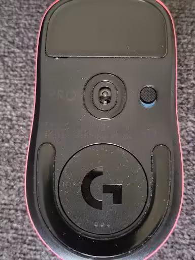 Dessous de la souris Logitech G Pro X3 Superstrike avec capteur, patins et logo G
