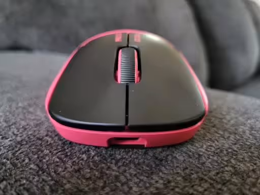 Vue de face de la souris Logitech G Pro X3 Superstrike rose avec molette centrale