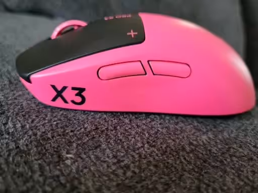 Profil gauche de la souris Logitech G Pro X3 Superstrike rose, boutons latéraux et marquage X3