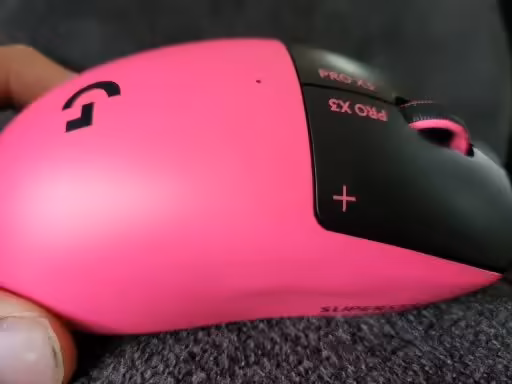 Vue latérale de la souris Logitech G Pro X3 Superstrike rose et noire avec boutons +/-
