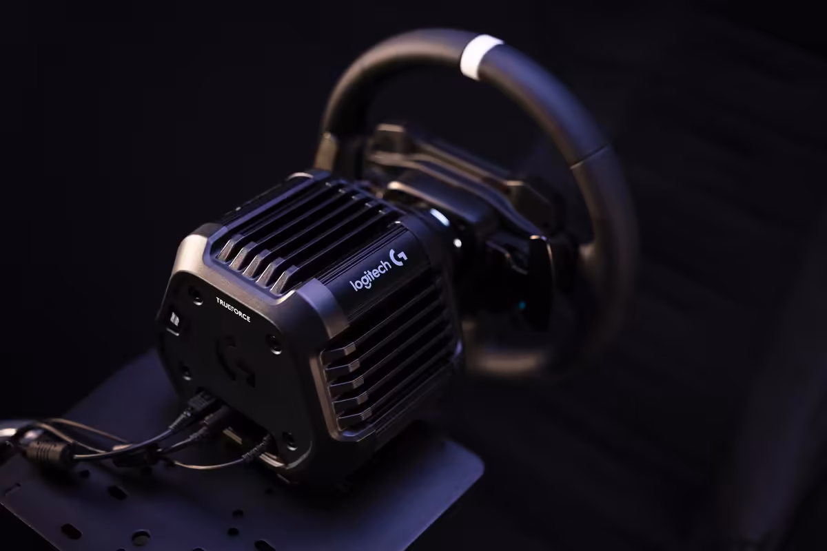 Base Direct Drive Logitech Racing Series noire montée sur châssis de simulation