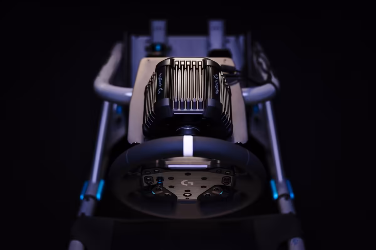 Vue plongeante d'un simulateur équipé du volant et de la base Logitech Racing Series