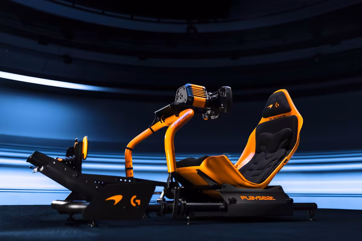 Cockpit de simulation Logitech RS50 McLaren complet avec volant Direct Drive et pédalier