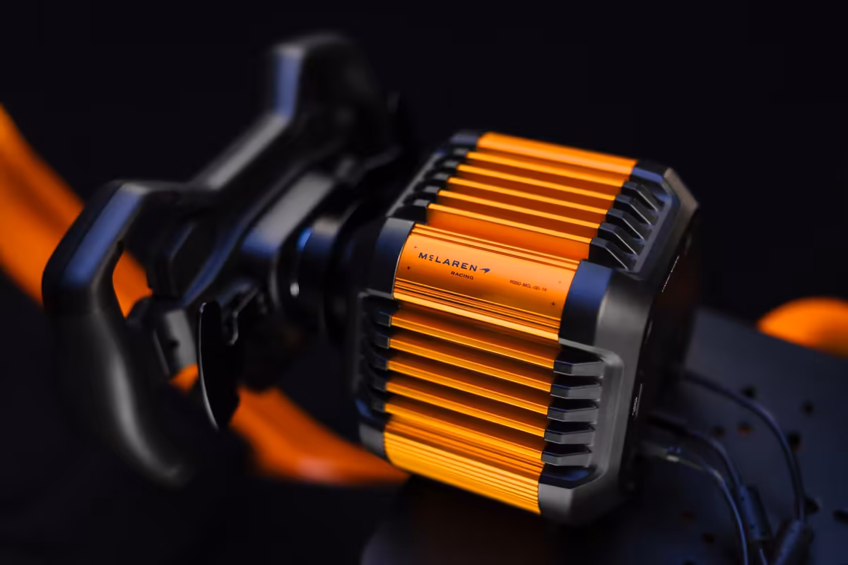 Gros plan sur la base Direct Drive orange Logitech RS50 McLaren