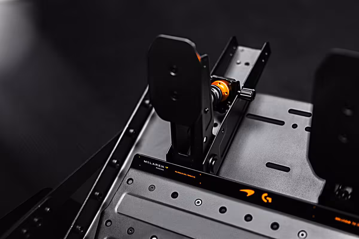 Vue rapprochée du pédalier métallique Logitech Racing Series du bundle RS50 McLaren
