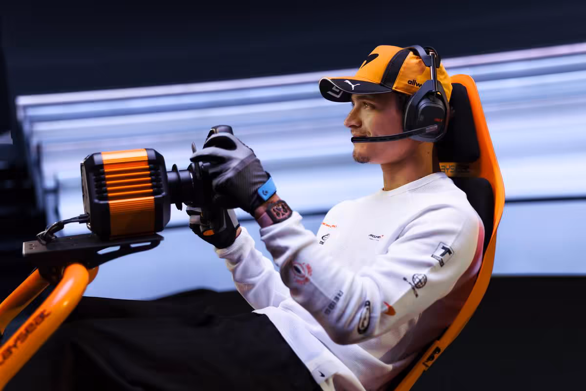 Pilote équipé utilise le bundle Logitech RS50 McLaren sur simulateur de course orange