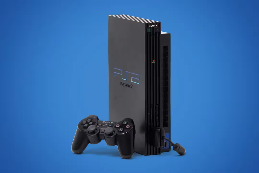 Console Sony PlayStation 2 noire avec manette DualShock 2, vue produit sur fond bleu
