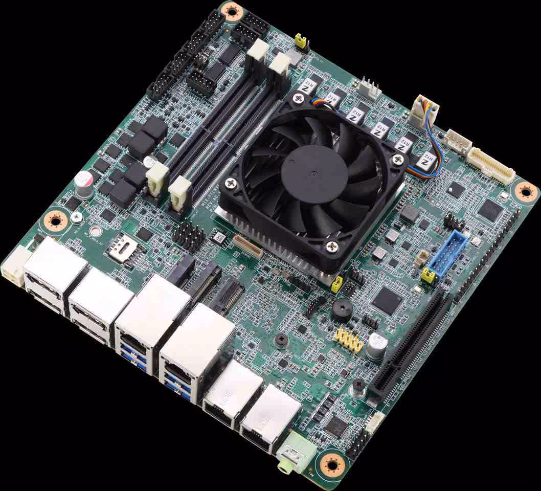 Carte mère Mini-ITX AAEON avec ventilateur central, ports Ethernet et USB visibles, vue produit sur fond blanc.