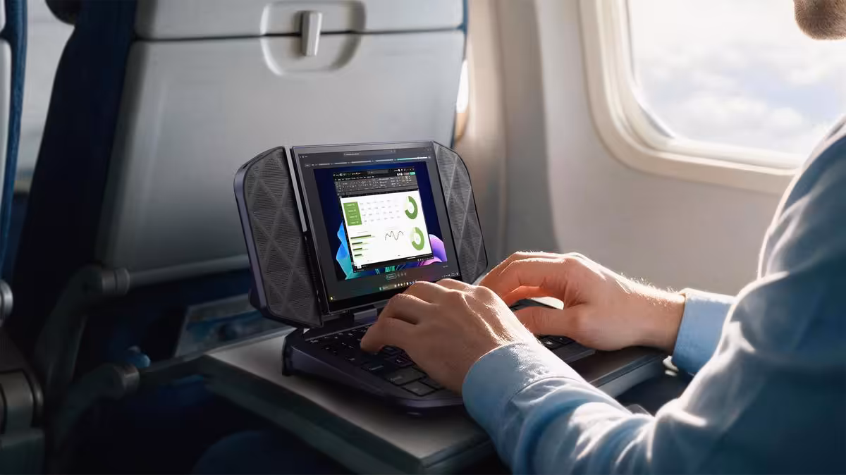Ordinateur portable compact Acer Predator Atlas 7 utilisé en avion, clavier intégré et écran rabattable