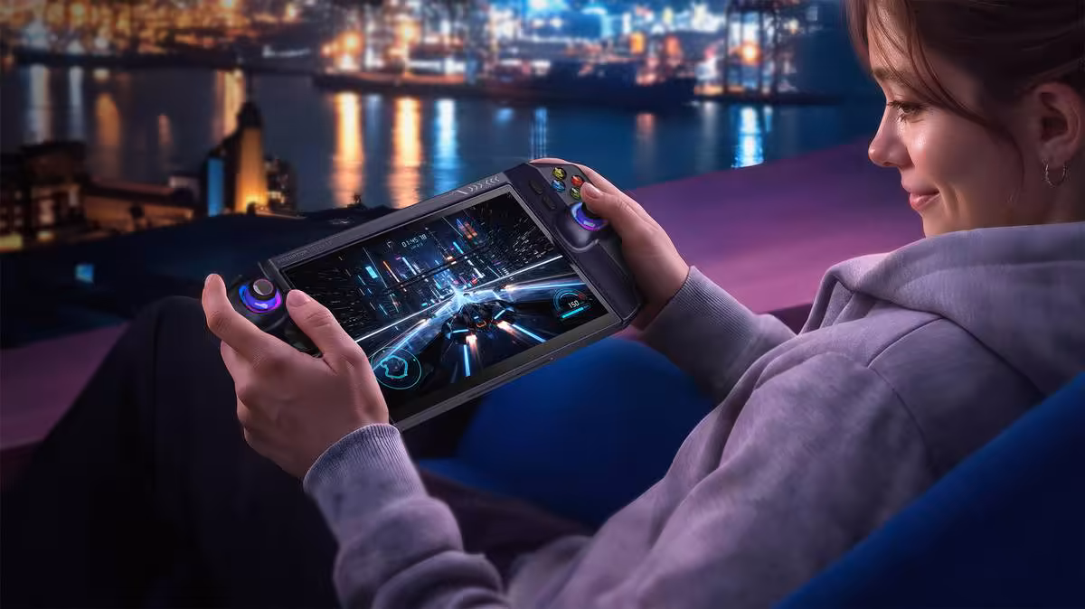Femme jouant sur console PC portable Acer Predator Atlas 7 avec écran 7 pouces et éclairage violet