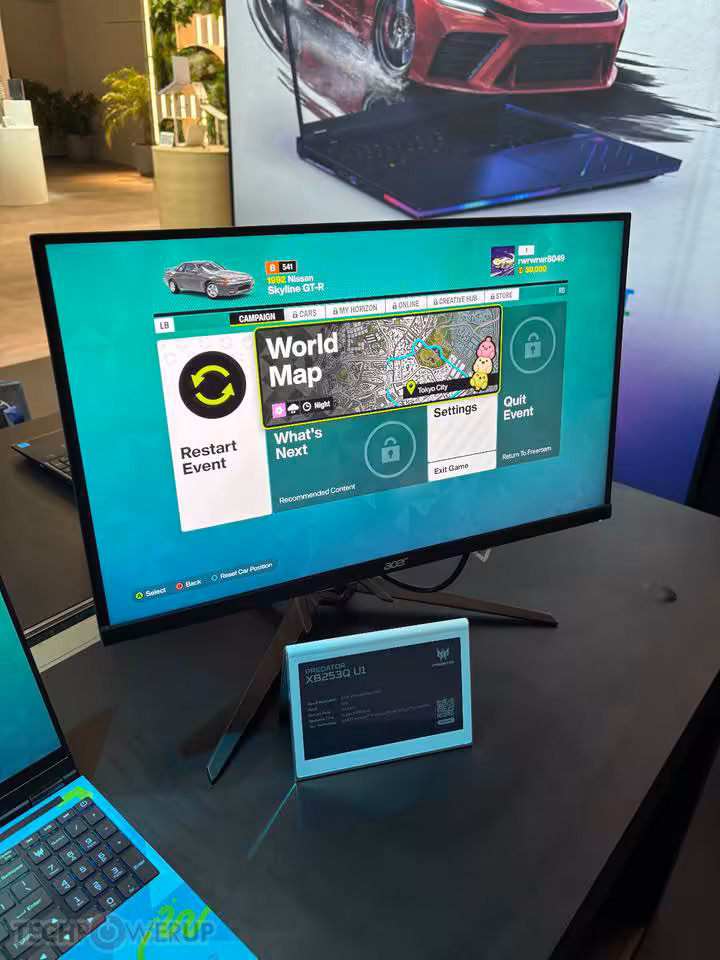 Predator XB253Q U1 : Acer pousse le 1000 Hz natif en Full HD à l’IFA 2026 3 Moniteur Acer Predator de face avec fiche technique sur support, écran affichant World Map
